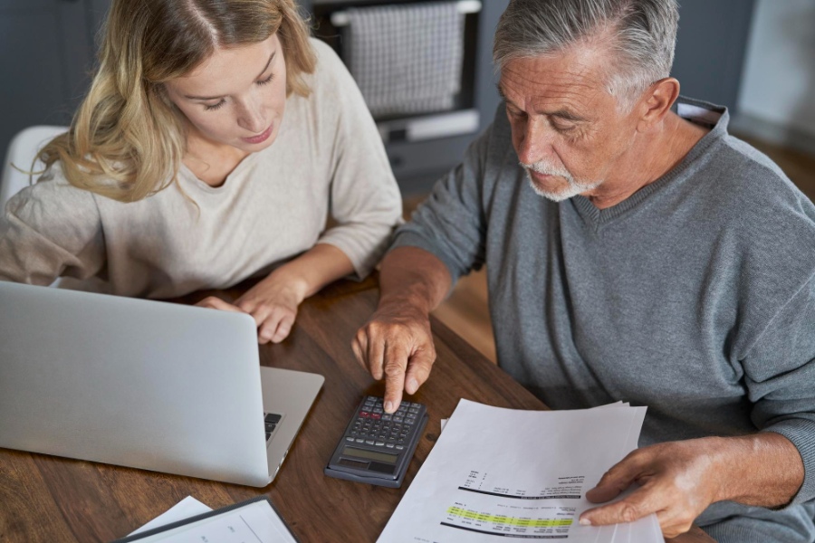 Dos personas calculando el capital social de una empresa