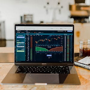 invertir en acciones o en fondos de inversion